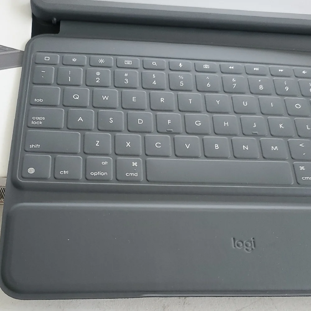 Logitech Rugged Folio Keyboard Case for iPad - Gray